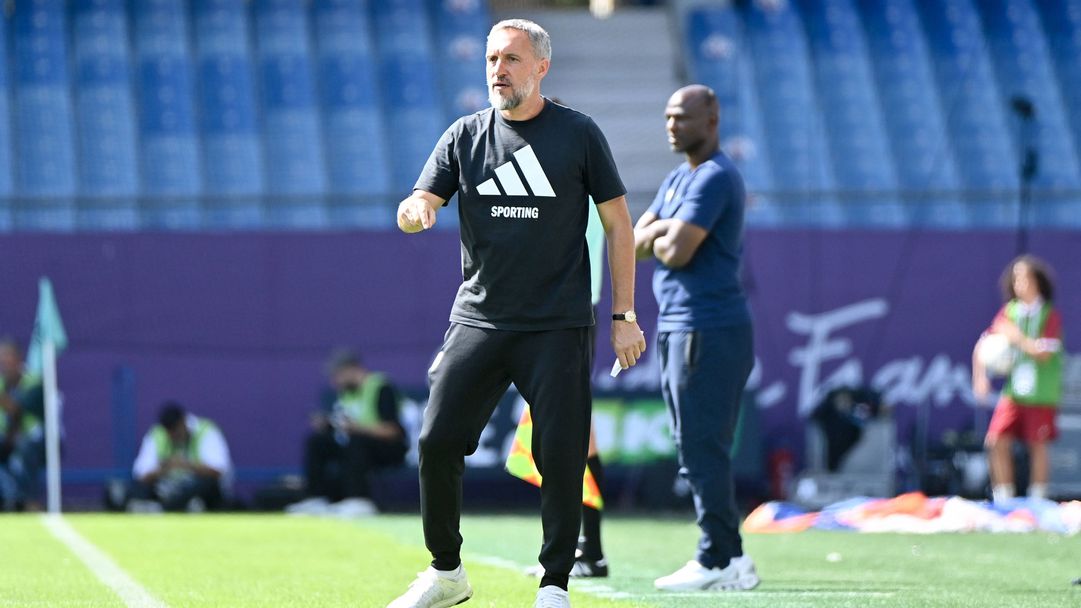 Последният в Лига 1 уволни треньора си