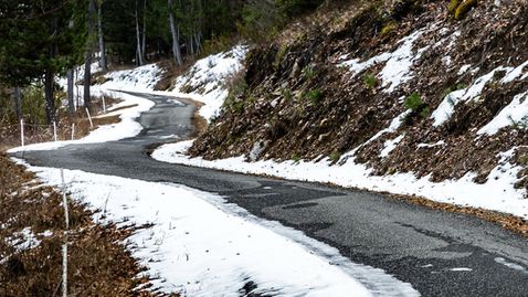 Сняг и лед посрещнаха пилотите за описването на отсечките преди рали "Монте Карло"