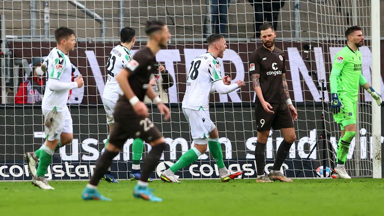 Санкт Паули пропусна да оглави Втора Бундеслига след домакинска загуба с 0:3 от Хановер