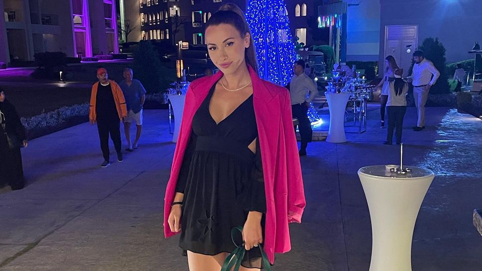 Футболист стана хит в мрежата заради секси пресаташе