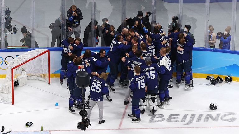 Хокеистите на Финландия с първа олимпийска титла, след като победиха на финала РОК с 2:1 🥇