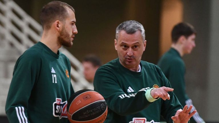 Ръководството на баскетболния Панатинайкос е взело решение да се раздели