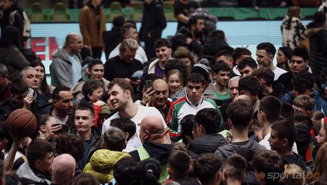 Вълна от фенове "заля" Везенков