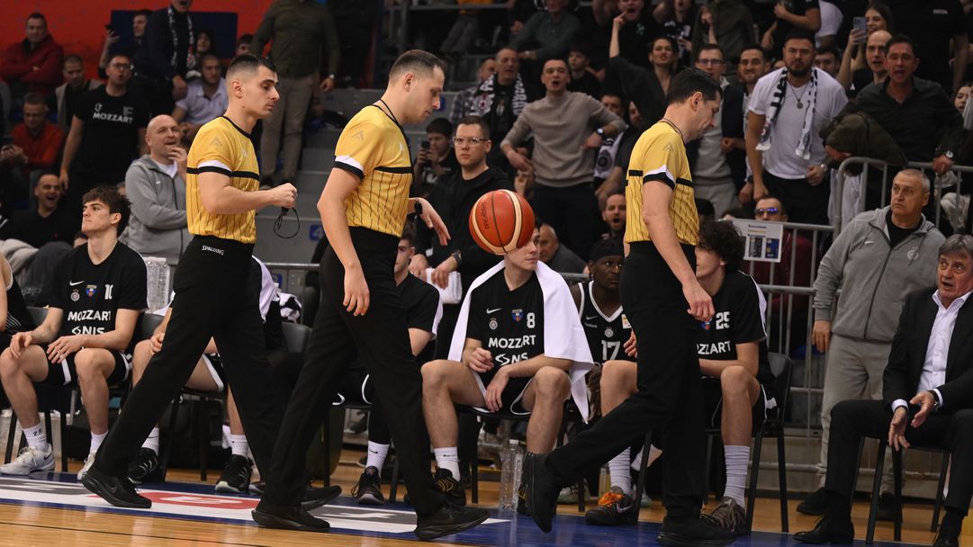 Скандал в Сърбия! Съдиите напуснаха терена в последната четвърт на мач на Партизан