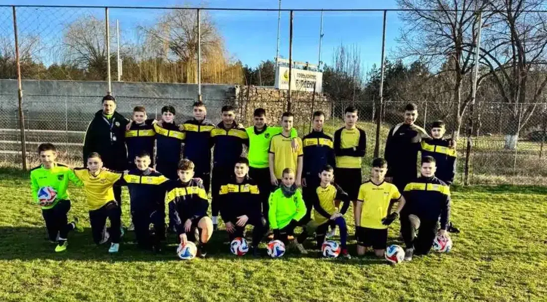 Защитник на Арда зарадва децата от родния си Свиленград