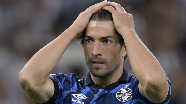  Бивш халф на Реал М беше ударен с мобилен телефон в дербито на Порто Алегре 