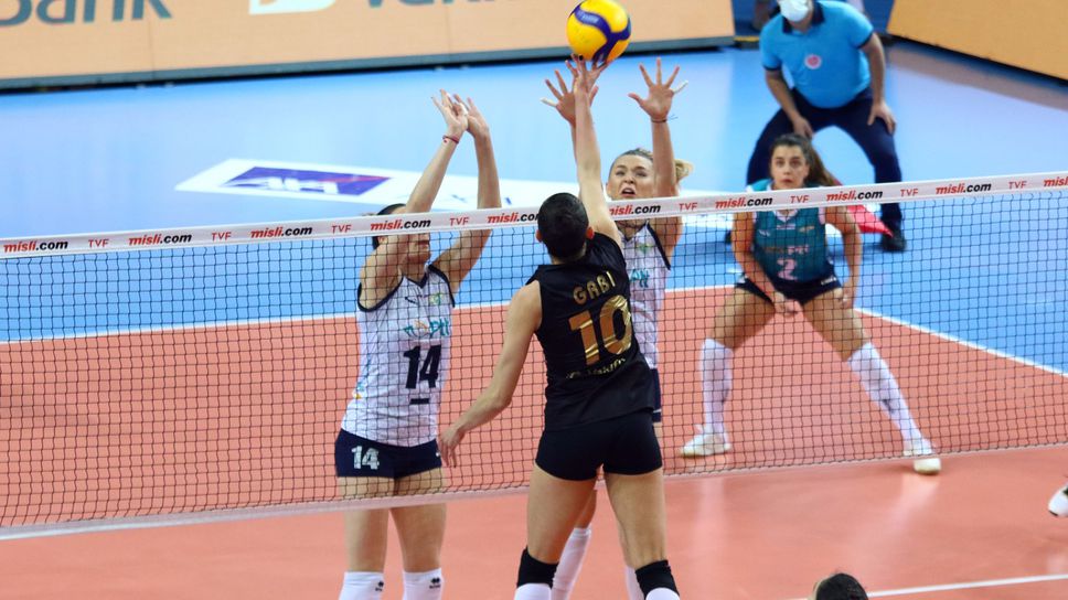 Емилия Димитрова със 17 точки, ПТТ взе само гейм на Вакъфбанк в Турция 🏐