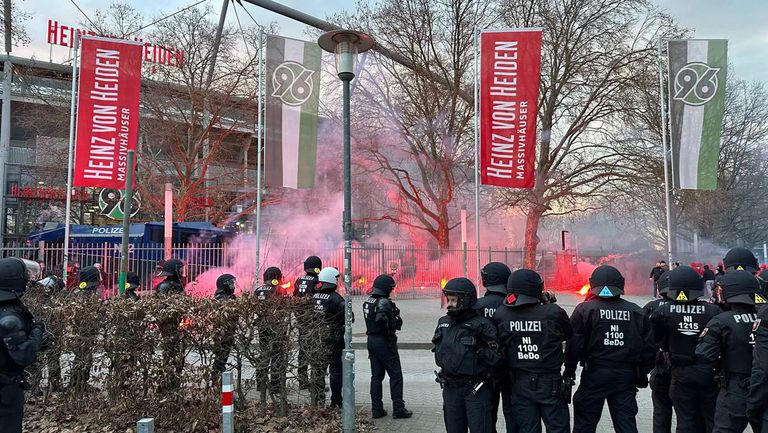 Полицията разпръсна ядосани фенове с водни струи в Германия