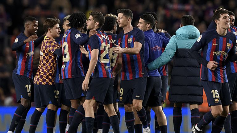 Отборът на Барселона отпразнува победата в Ел Класико с феновете си