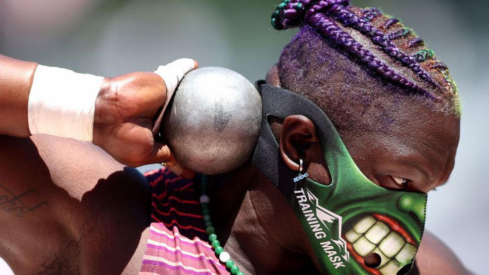 Сребърната медалистка от Олимпийските игри в тласкането на гюле Рейвън