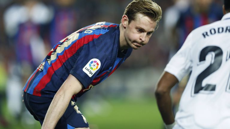 Полузащитникът на Барселона Френки де Йонг ще пропусне предстоящите европейски