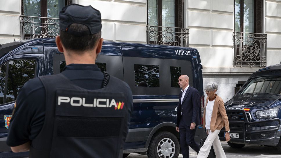 Полиция нахлу в Испанската федерация и дома на Рубиалес, има задържани