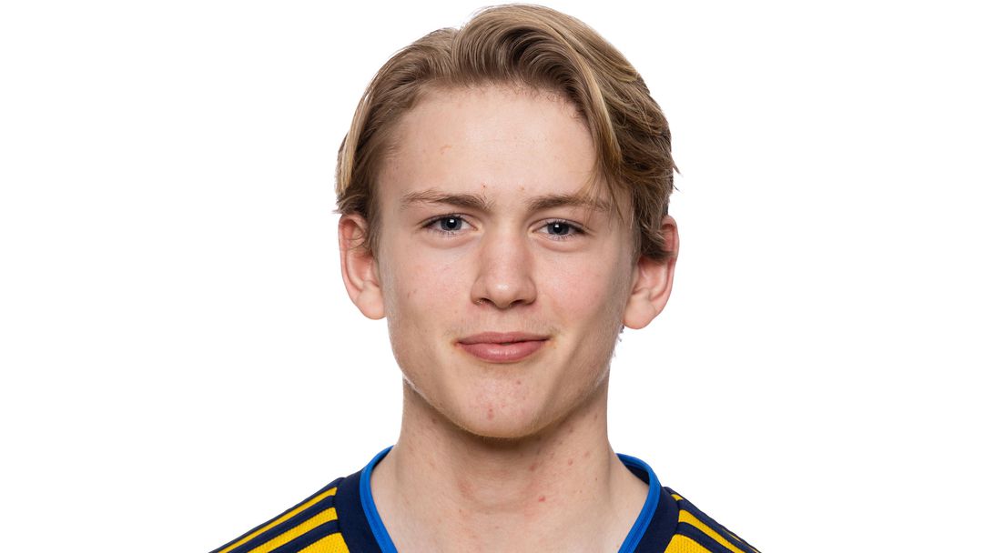 Синът на популярен български актьор игра за Швеция срещу юношите ни днес