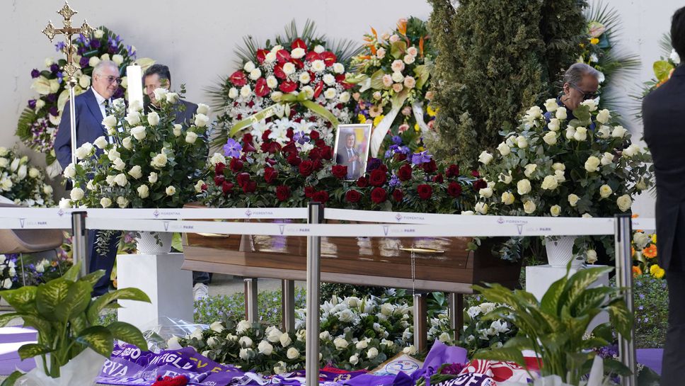 Хиляди се поклониха пред починалия директор на Фиорентина