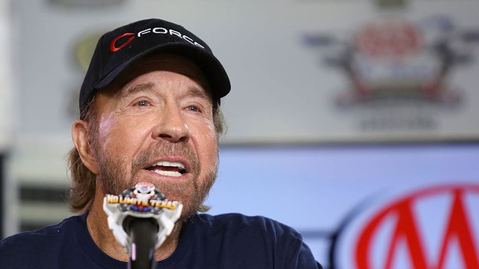 Почина легендарният Чък Норис