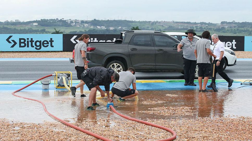 Затворници отводняват пистата в Бразилия