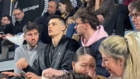 Алекс Николов се появи на мач в ШЛ в Истанбул и предизвика фурор