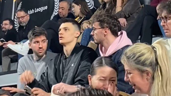 Алекс Николов се появи на мач в ШЛ в Истанбул и предизвика фурор