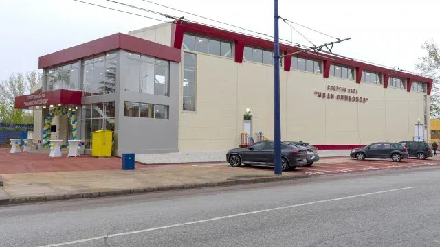 Откриха обновена спортна зала в Пазарджик