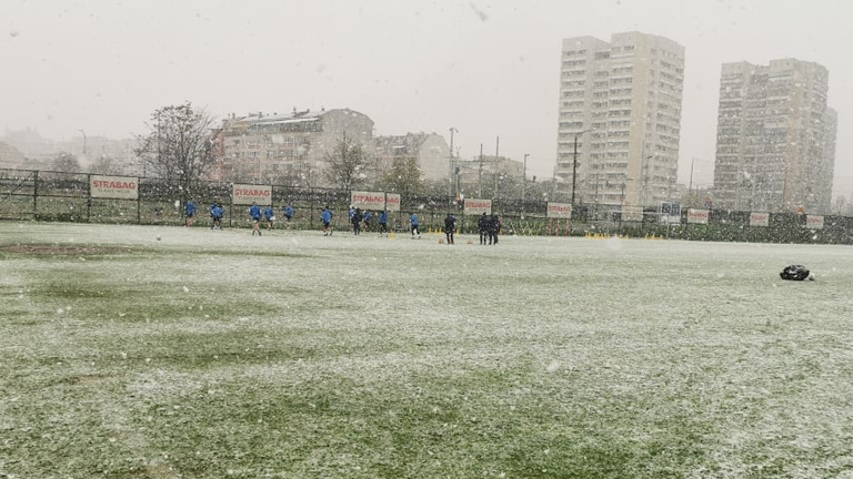 Левски проведе занимание под изненадващия априлски сняг в София Сините