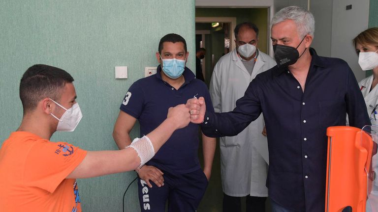 Старши треньорът на Рома Жозе Моуриньо зарадва деца лекуващи се
