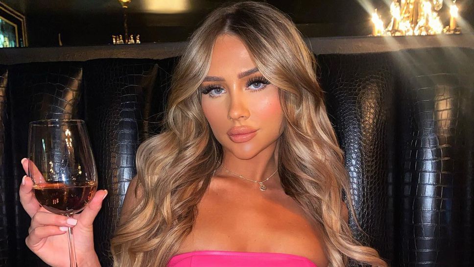 Предизвикателна футболистка не се притеснява да се разголва