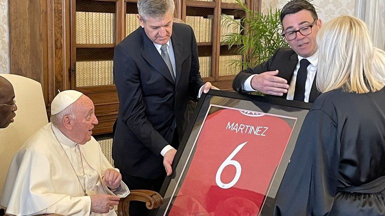Папа Франциск получи фланелка на Манчестър Юнайтед принадлежаща на неговия
