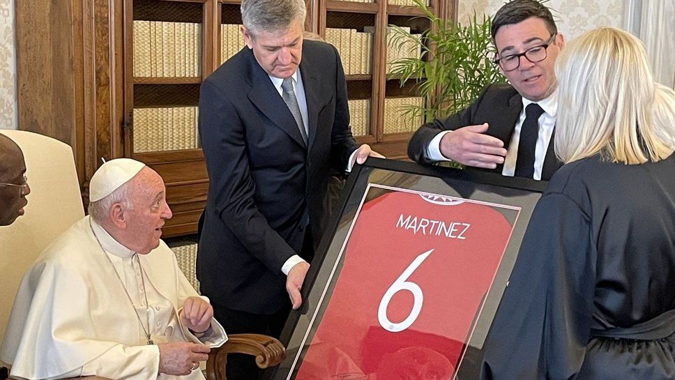Папа Франциск получи фланелка на Манчестър Юнайтед