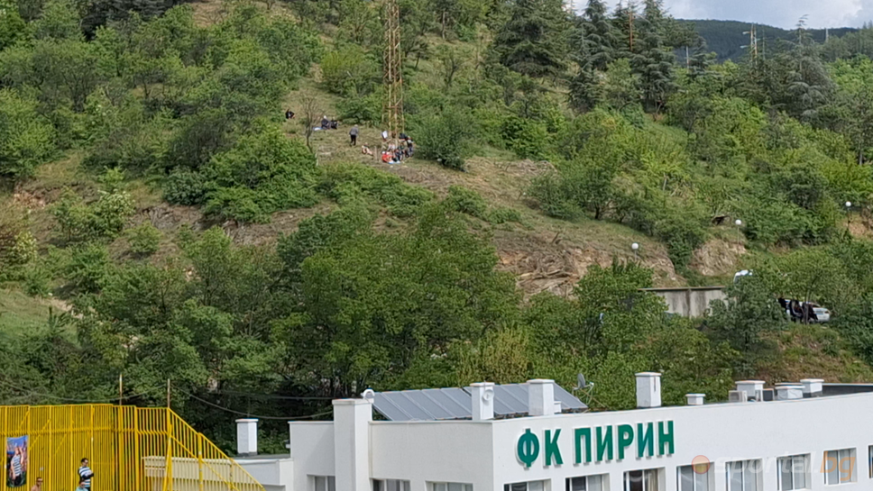 Интересен начин за наблюдаване на срещата избраха някой от феновете на футбола в Благоевград