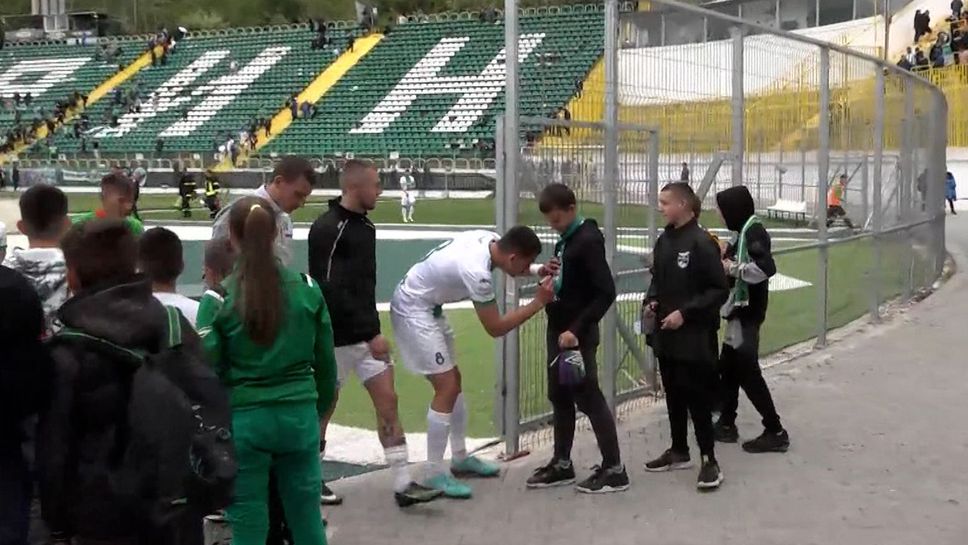 Футболистите на Пирин зарадваха малките фенове с автографи