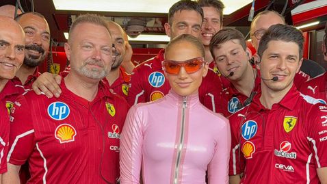  Дженифър Лопес изненада всички с появяването си в бокса на Ферари 