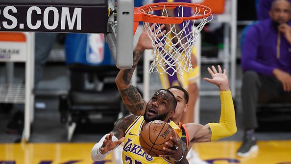 Тройка на ЛеБрон вкара ЛА Лейкърс в плейофите 🔥