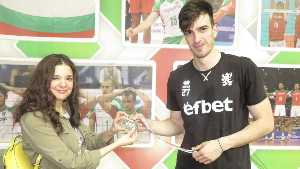 Златни емоции - фенка на волейбола получи медал от шампиона Николай Къртев 🏅