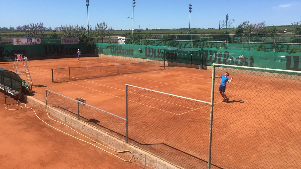 Трима българи са четвъртфиналисти на силния турнир до 14 г. от първа категория на Тенис Европа в Бургас