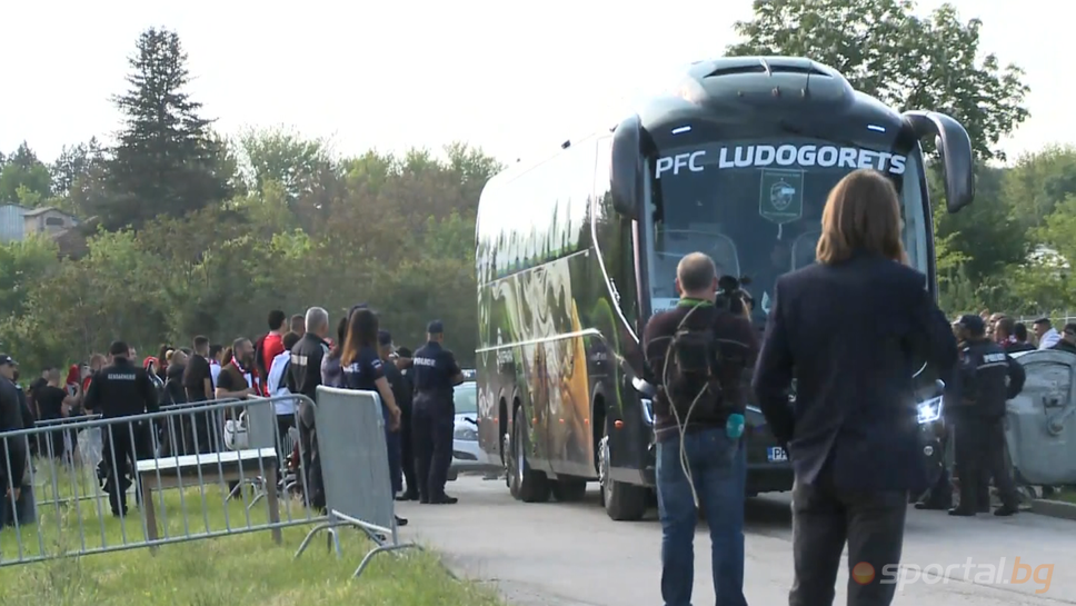 Феновете на ЦСКА - София посрещнаха автобуса на Лудогорец с бурни освирквания