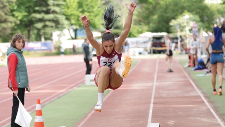 Световната шампионка в скока на дължина за девойки от Кали