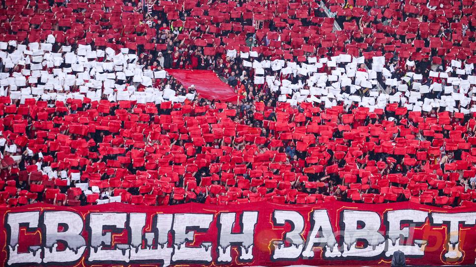 Армейска жар! Чаровна варненка с фен карта номер 10 000