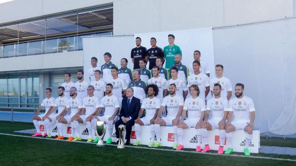 Защо? Реал Мадрид позира със Суперкупата на Барса (снимка)