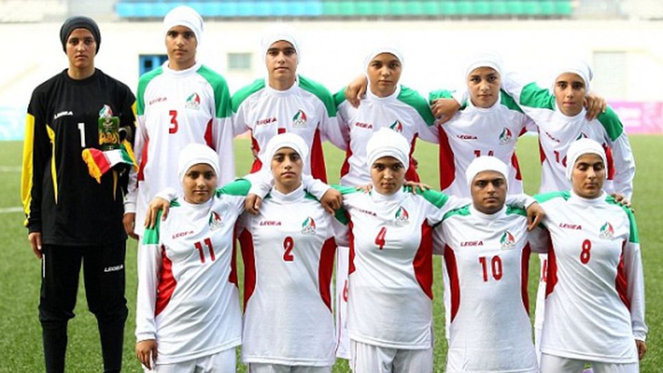 Осем мъже играят в женския национален на Иран