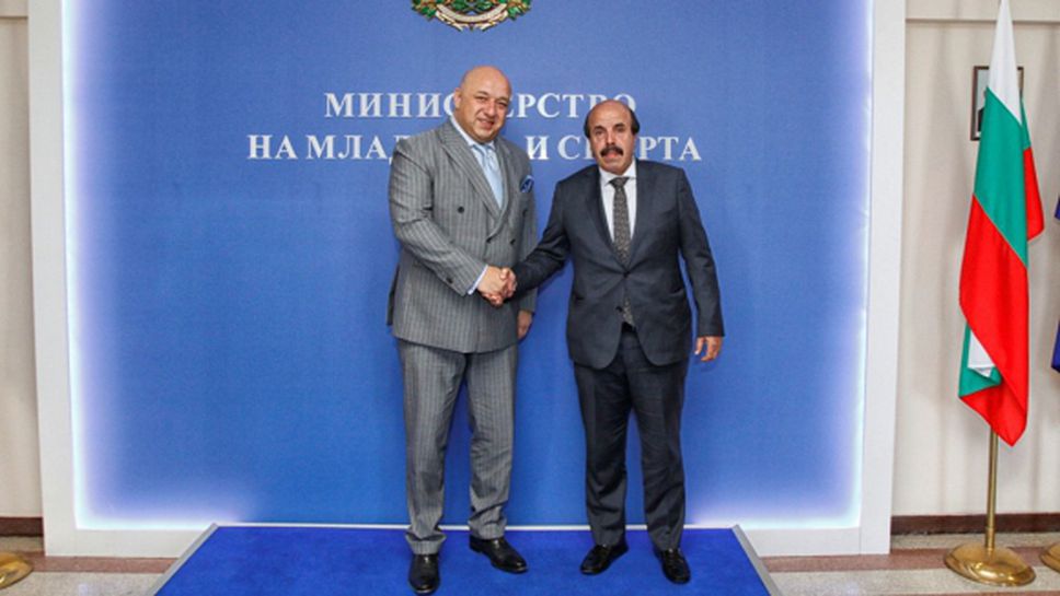 Министър Кралев заминава на работно посещение в Катар, гледа Световното по бокс