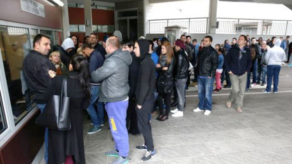 Хакерска атака спря онлайн продажбата на билети за България - Франция, опашки пред "Арена Армеец" (ВИДЕО)