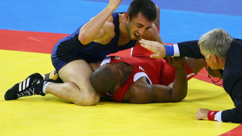 Олимпийски медалист в борбата се раздели с националния
