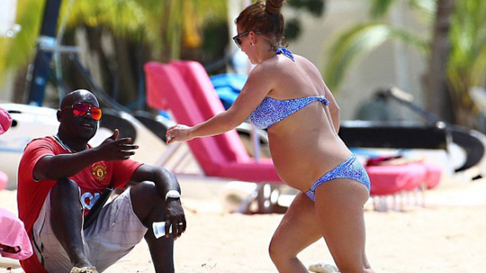 Колийн Рууни показа наедрялото си коремче на плажа в Барбадос