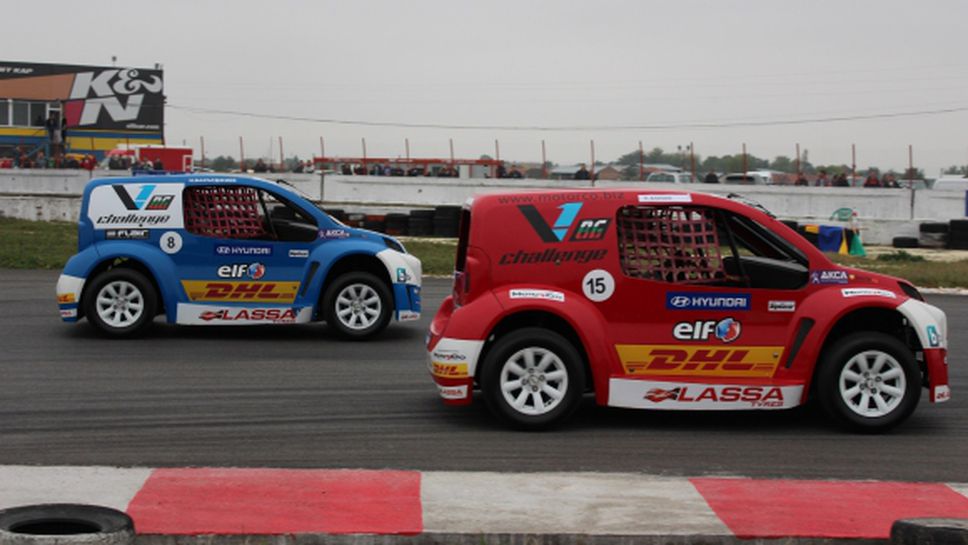 Осем състезателни автомобила Volkicar на уъркшоп на писта „Дракон“