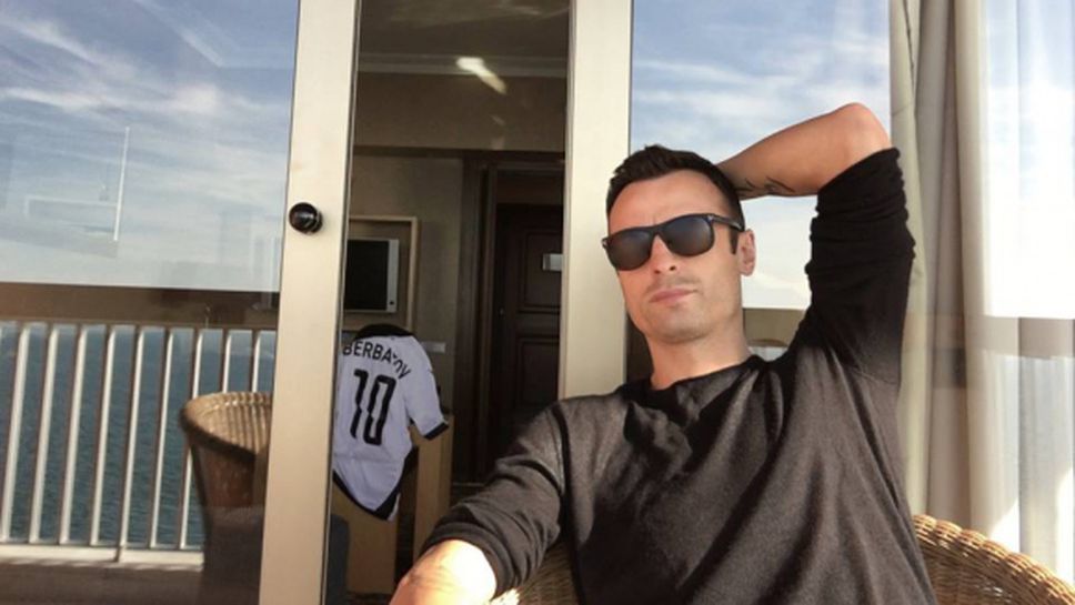 Бербо си почива край морето на имения ден и чака новини за контузията