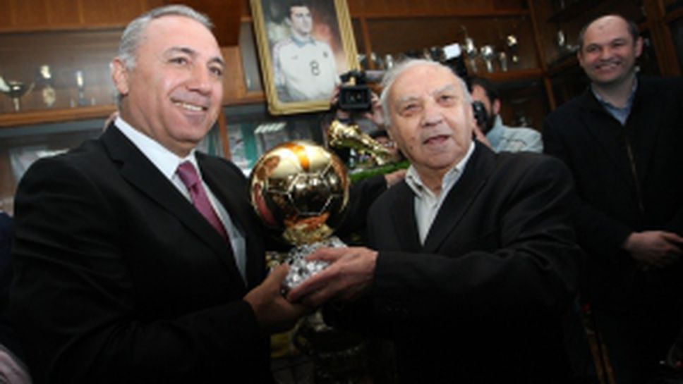 Христо Стоичков дари реплики от Златаната топка и Златната обувка в музея на ЦСКА