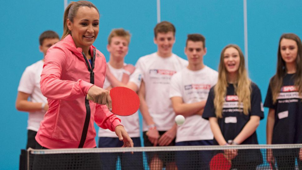 Енис-Хил вдъхновява младежите да спортуват с тенис на маса