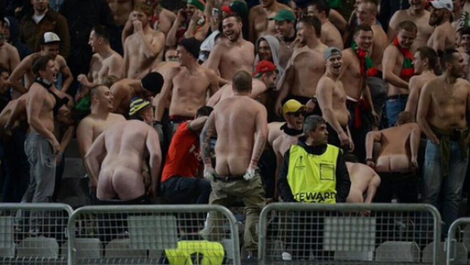 Руски фенове показаха голи задници в Истанбул
