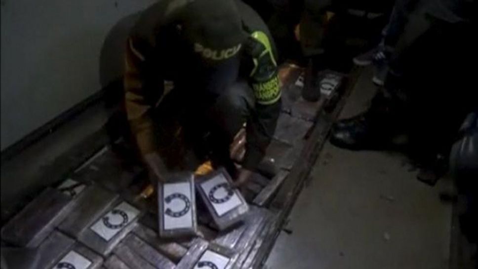 Конфискуваха над 500 кг кокаин от автобуси с колумбийски фенове