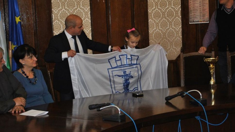 Осемгодишна шахматистка получи знаме на Община Русе от кмета